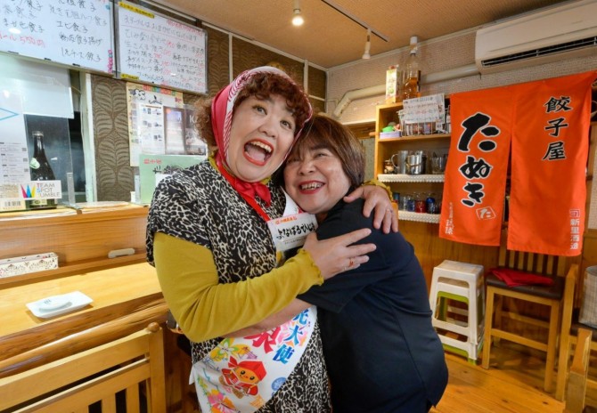 与那原町観光大使、喜舎場 泉さんと巡るディープな魅力発見ツアー《店舗編》