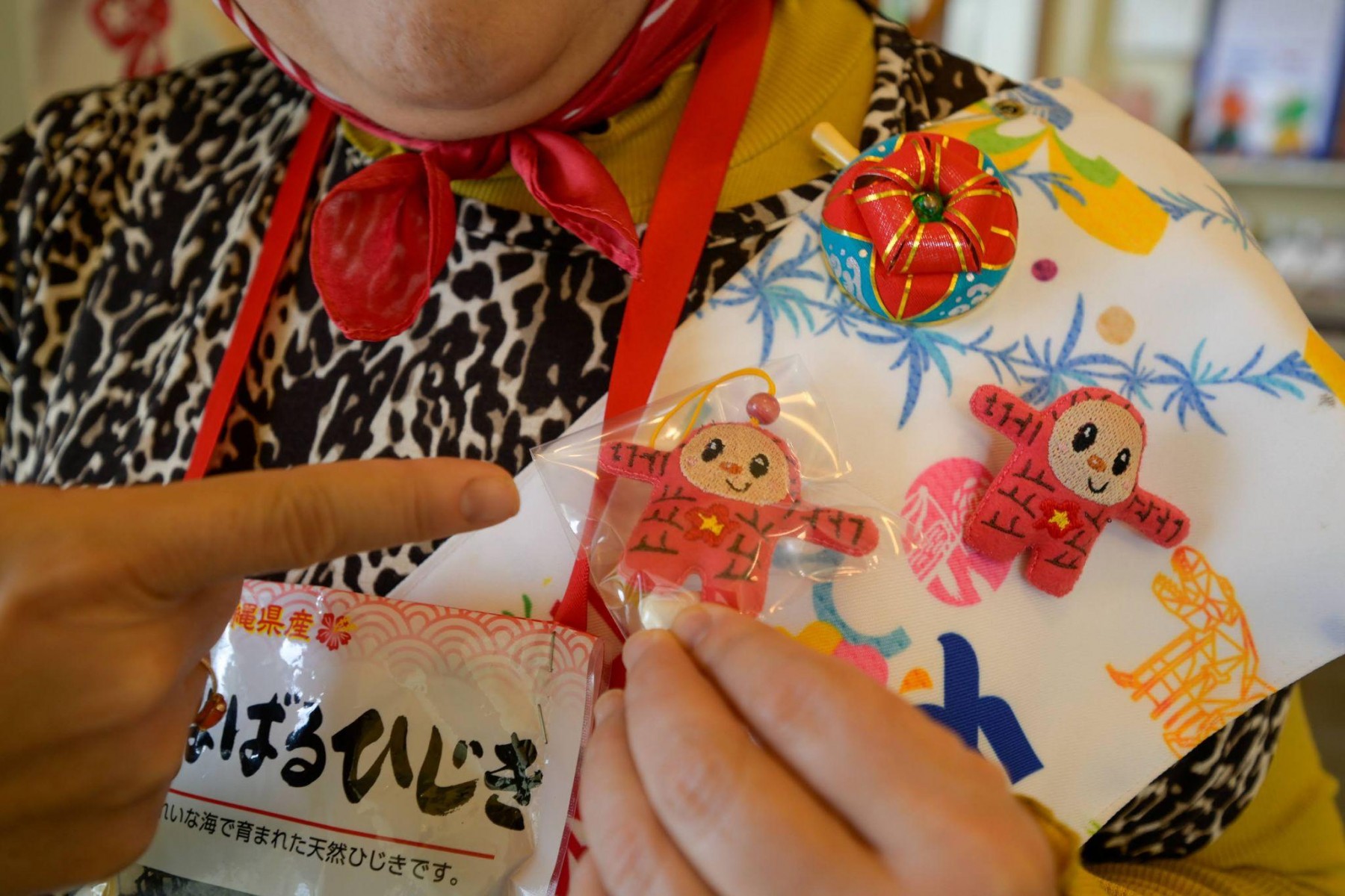 与那原町のマスコットキャラクターつなひきかちゃんグッズもあります