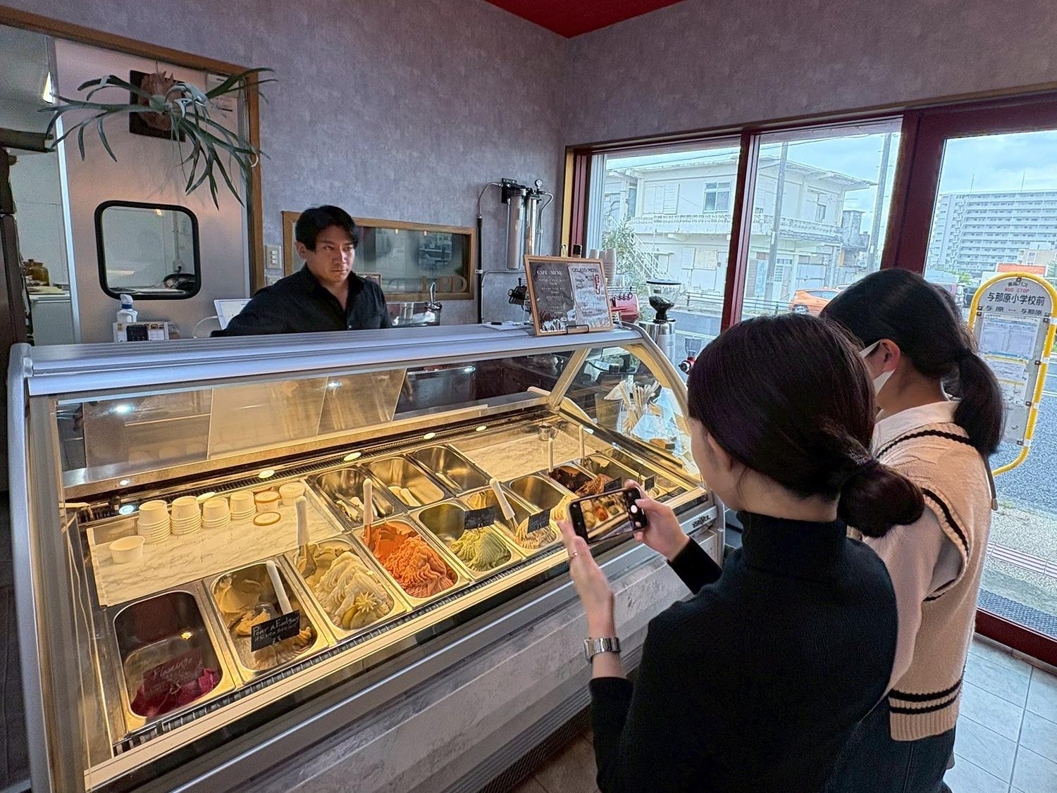 ジェラートを注文する様子