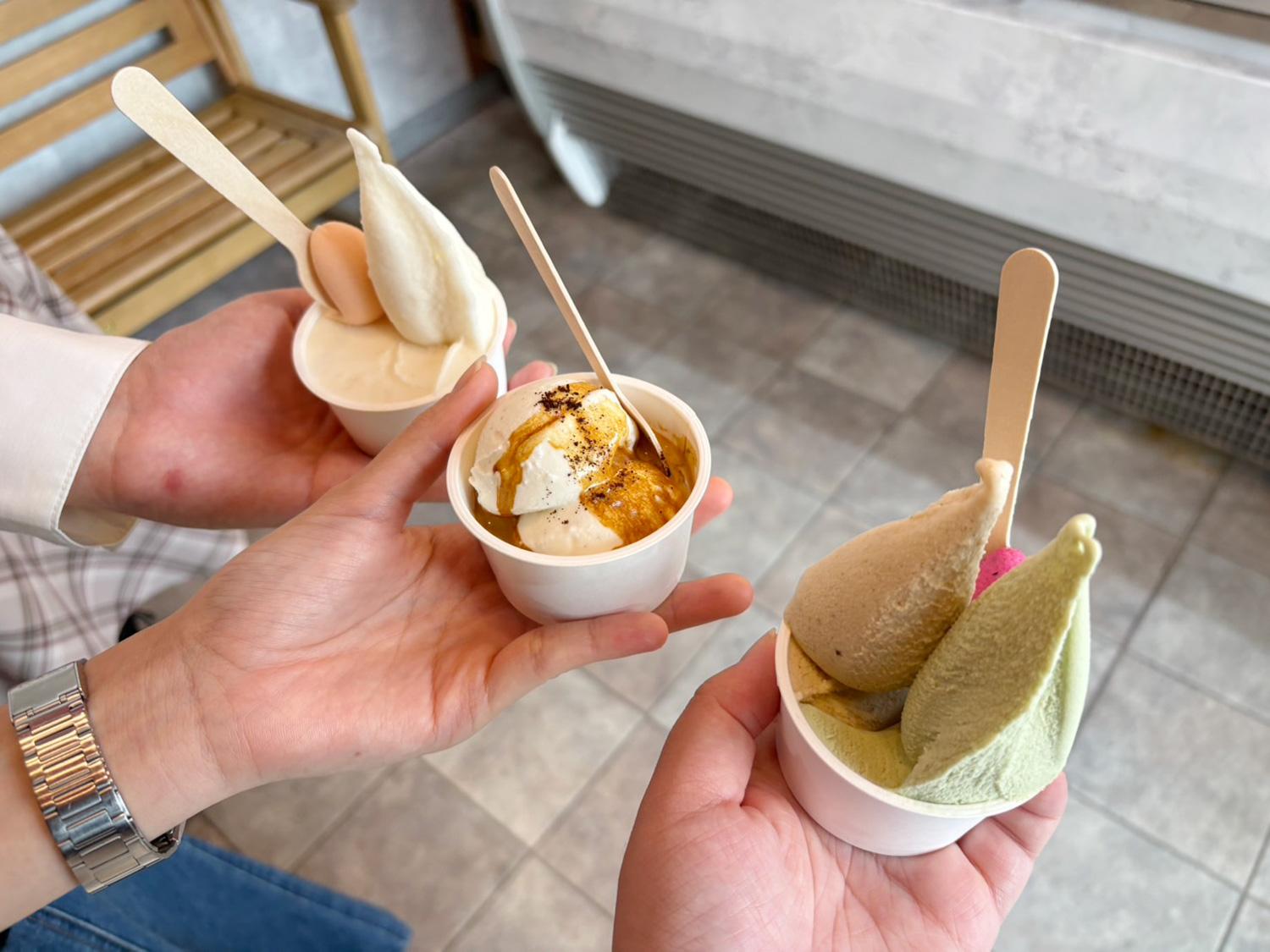 注文したジェラートを手に撮影
