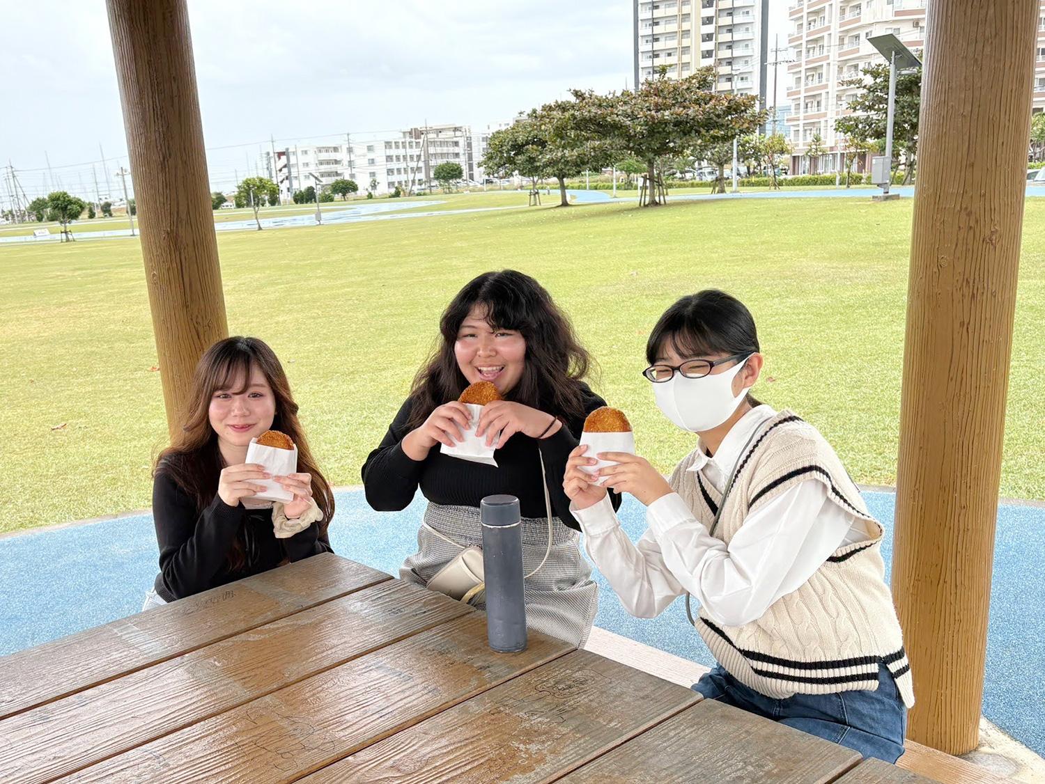 購入したコロッケを手に撮影