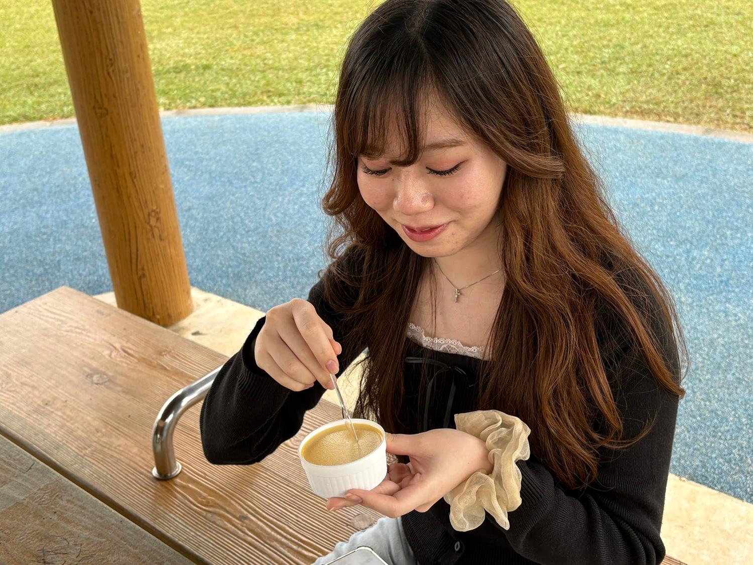 らんらん家のプリンを食べる様子