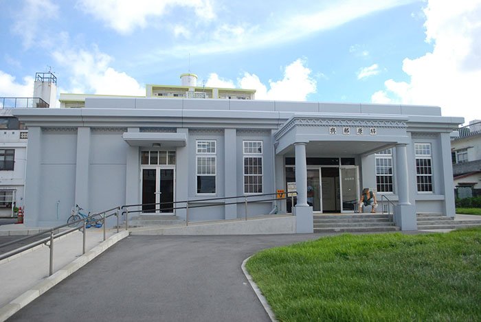 復元された「軽便与那原駅舎」